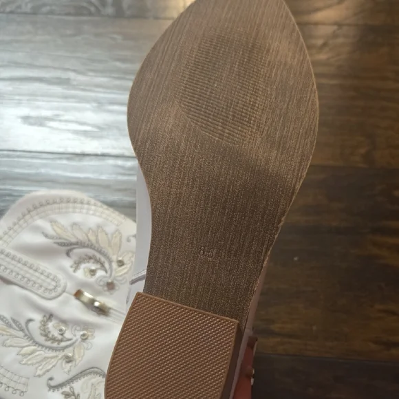 Elegant Embroidered Heeled Boots - Picture 4 of 6